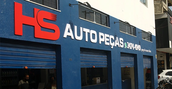 Fachada externa de uma unidade HS Auto Peças